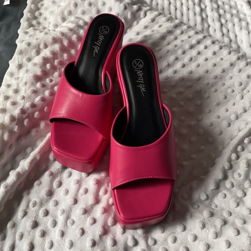 [NWT] Hot Pink Platform Slides